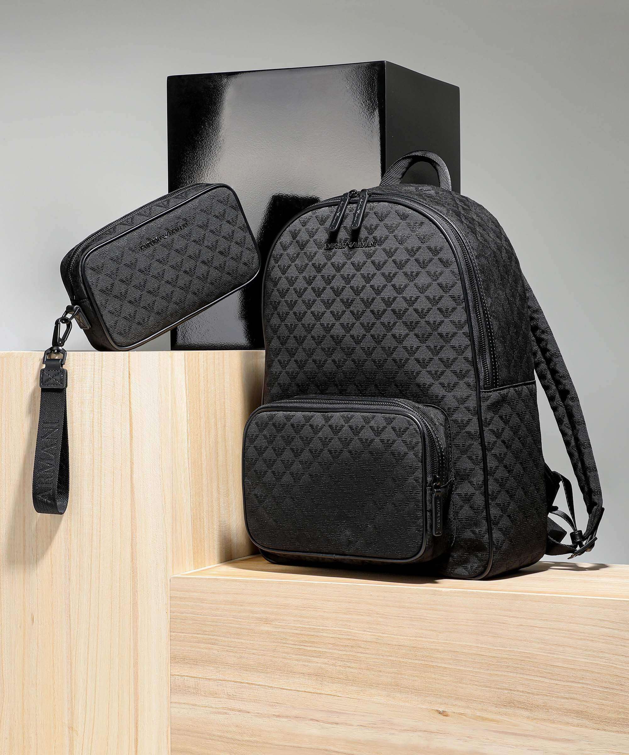 Emporio Armani Omnia Jacquard Trousse de toilette black - Image 2